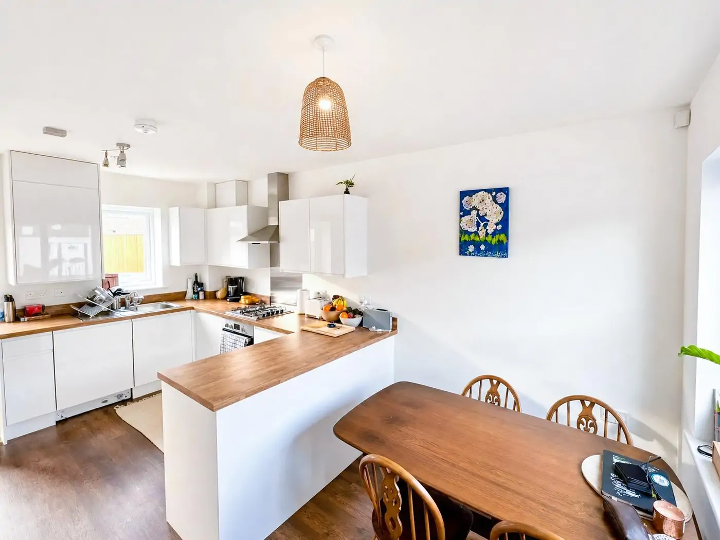 78 Birch Street’te yenilenmiş mutfak ve yemek alanı